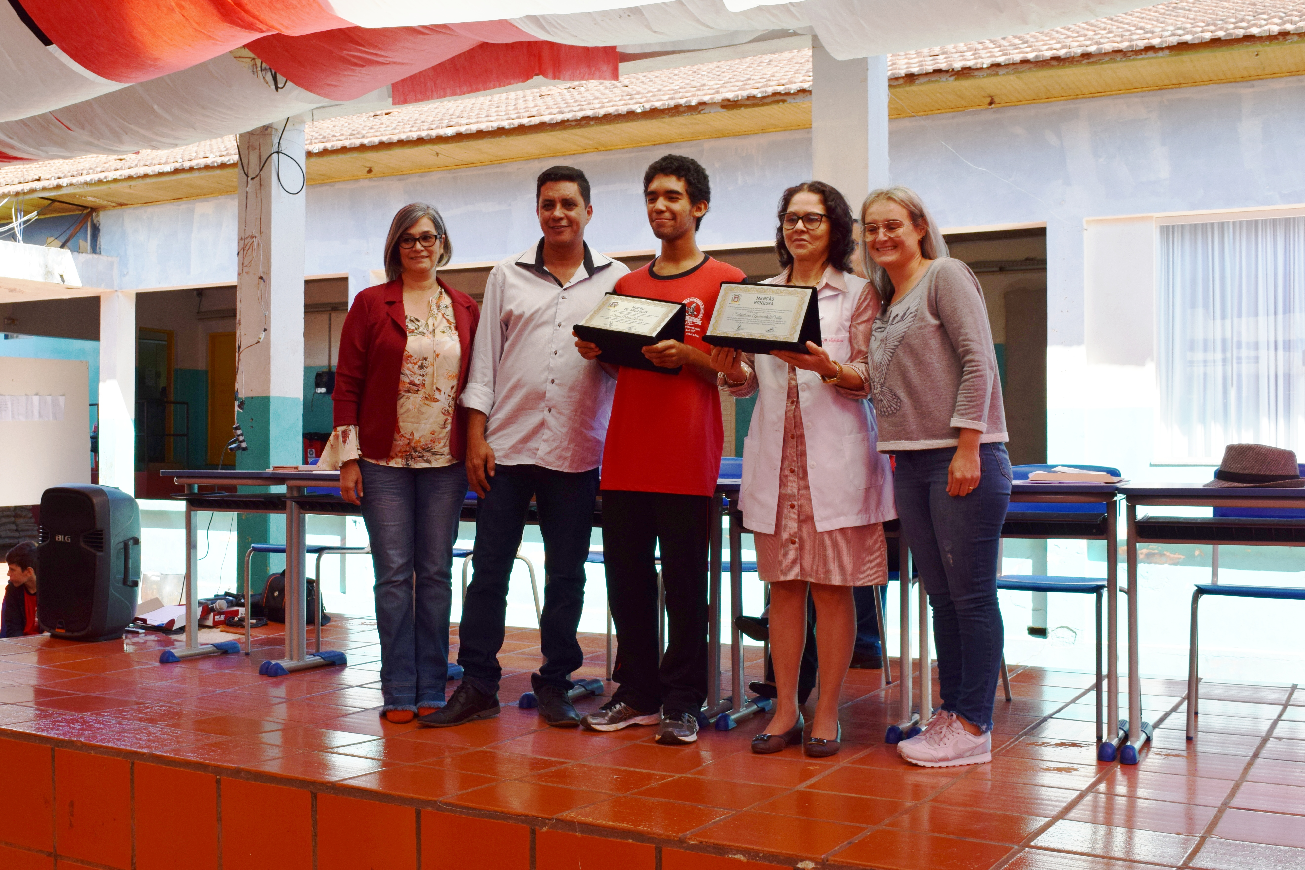 CÂMARA HOMENAGEIA PROFESSORA E ALUNO